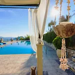 Villa Akros And Suites